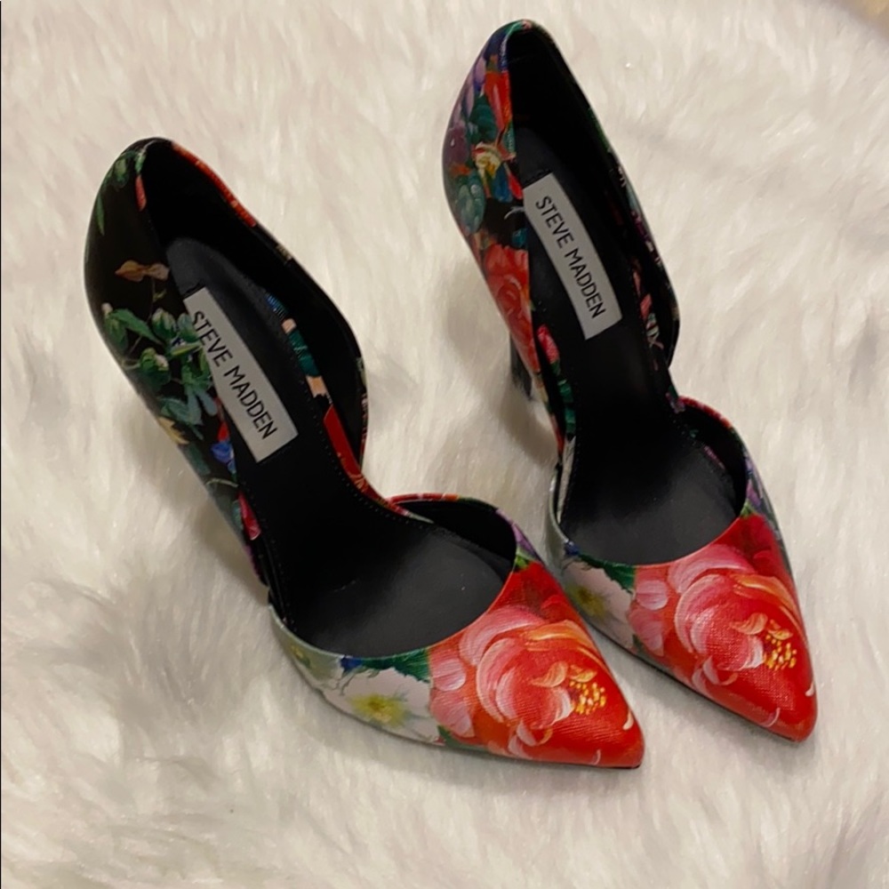 Steve Madden floral pumps !